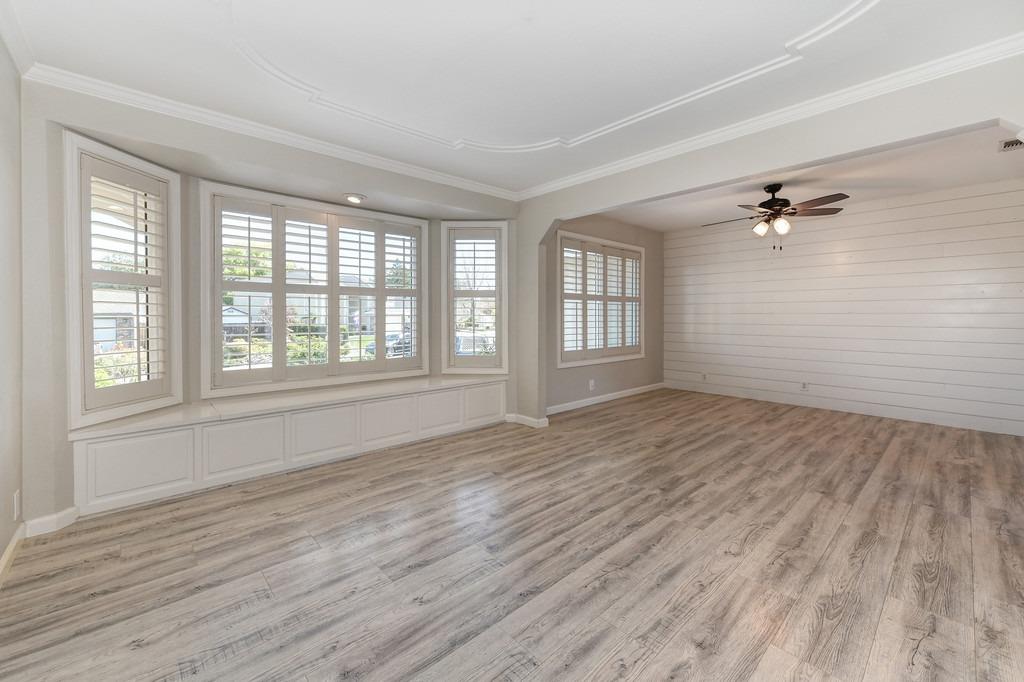 1518 E Colonial Parkway