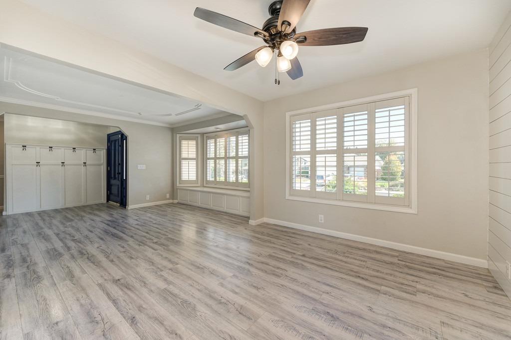 1518 E Colonial Parkway