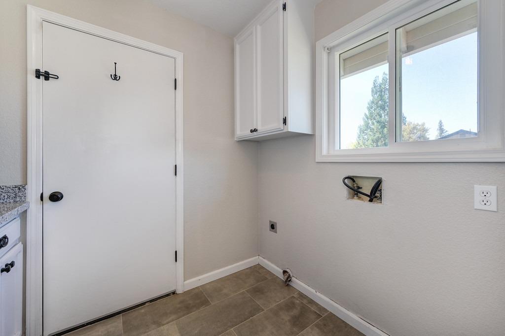 1518 E Colonial Parkway