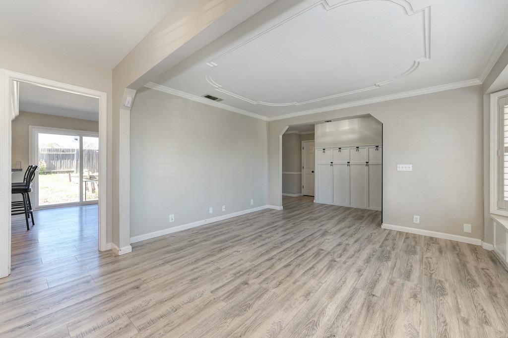 1518 E Colonial Parkway