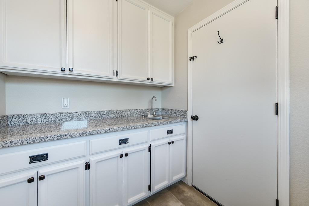 1518 E Colonial Parkway