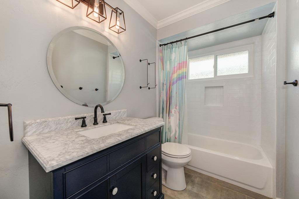 1518 E Colonial Parkway
