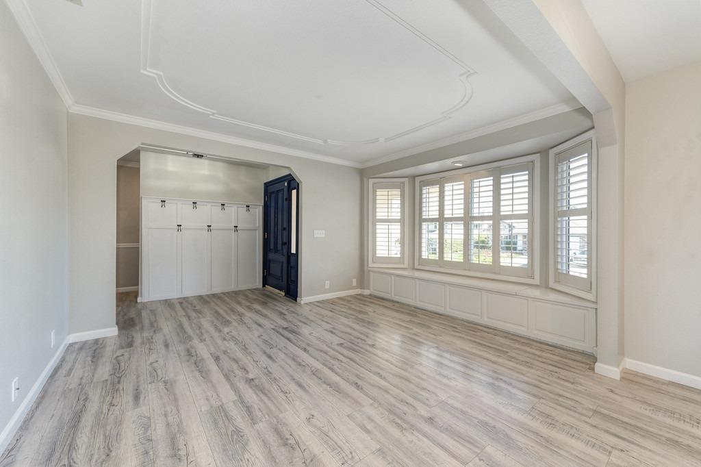 1518 E Colonial Parkway