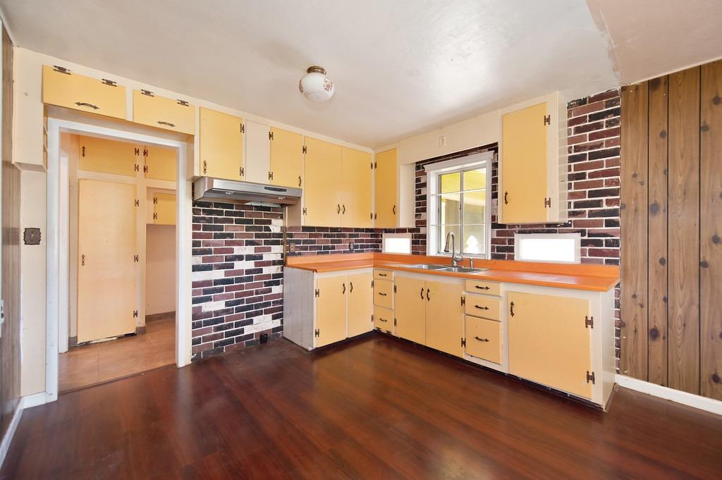 9261 Golden Gate Avenue