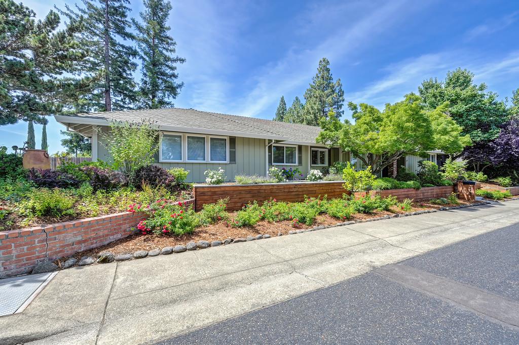 2218 Mclaren Drive
