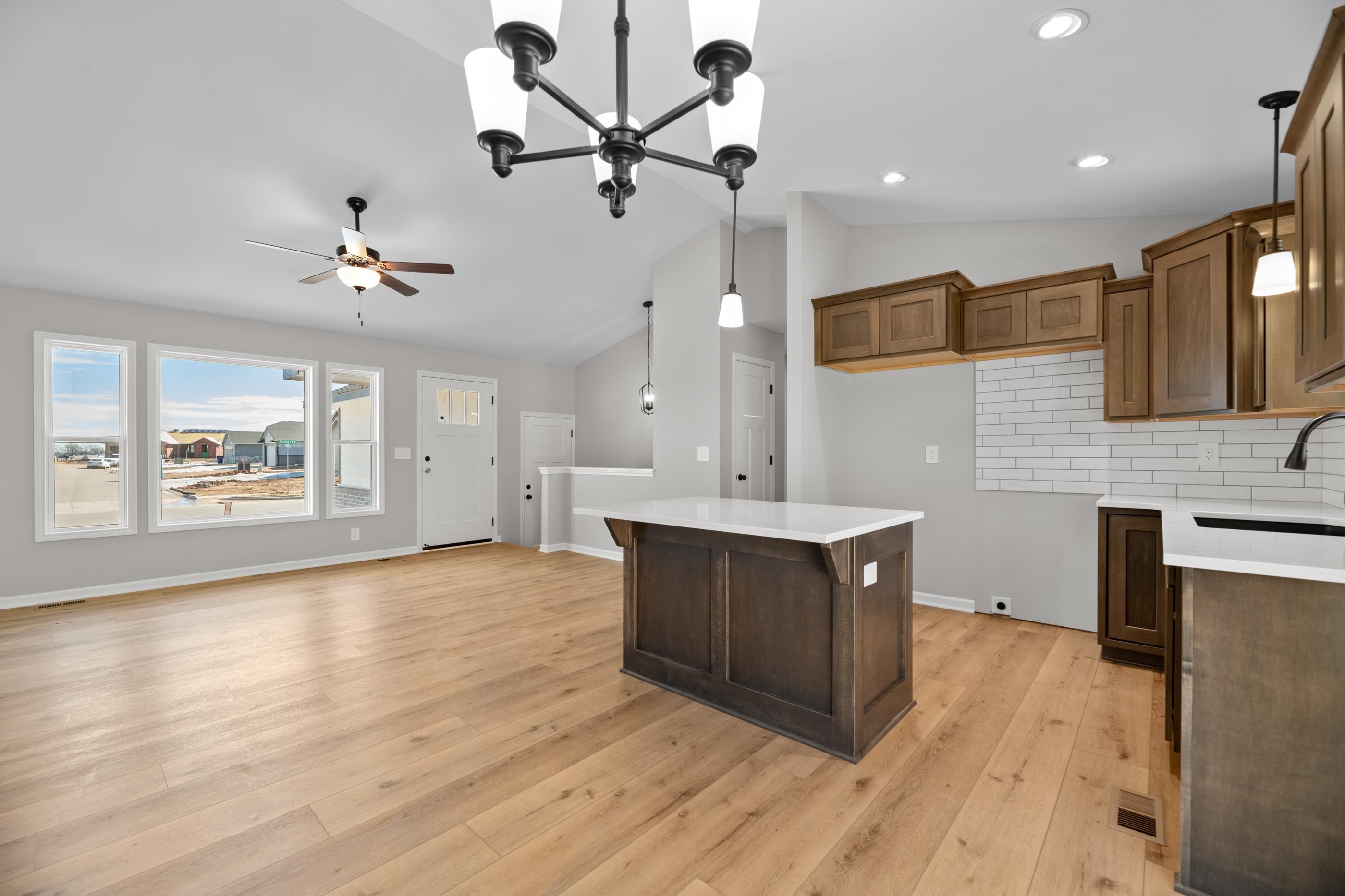 4443 N Rutgers Ct