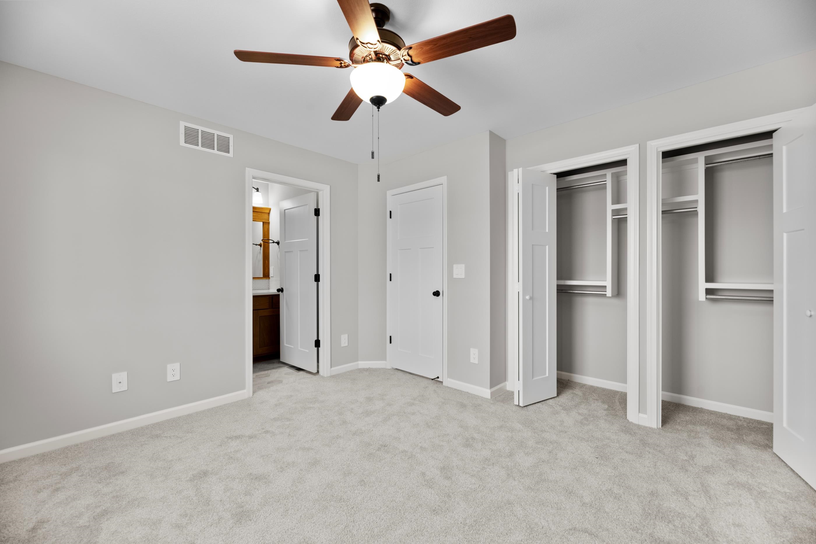 4443 N Rutgers Ct