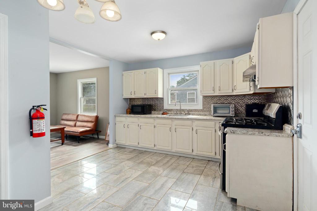 141 S DENNIS DRIVE