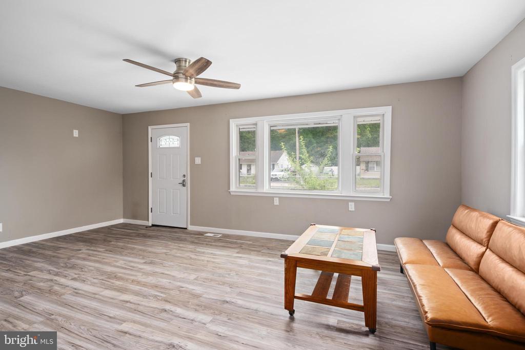 141 S DENNIS DRIVE