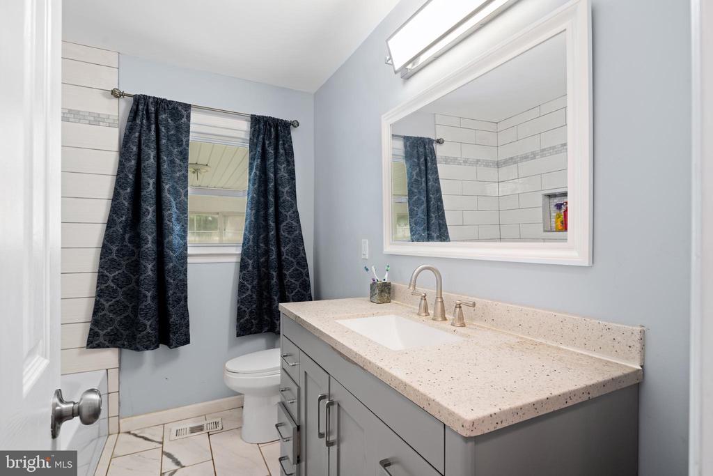 141 S DENNIS DRIVE