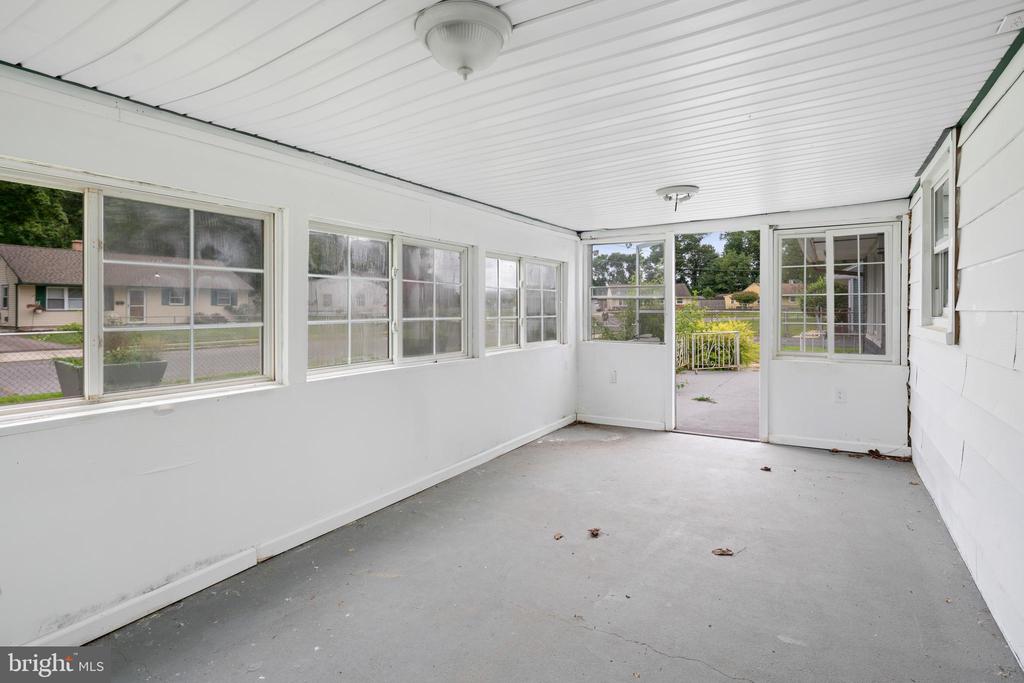 141 S DENNIS DRIVE