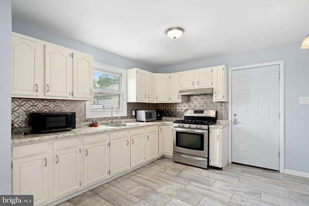 141 S DENNIS DRIVE