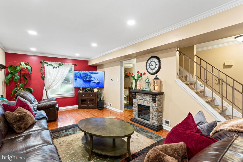 817 Richmond Dr, -9407, United States