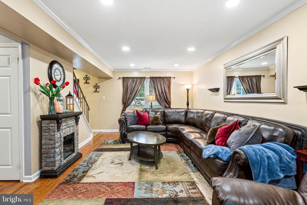 817 Richmond Dr, -9407, United States