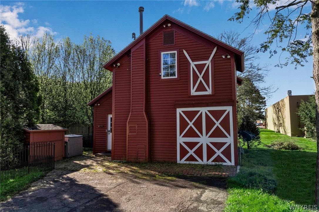 20 1/2 Elizabeth Street