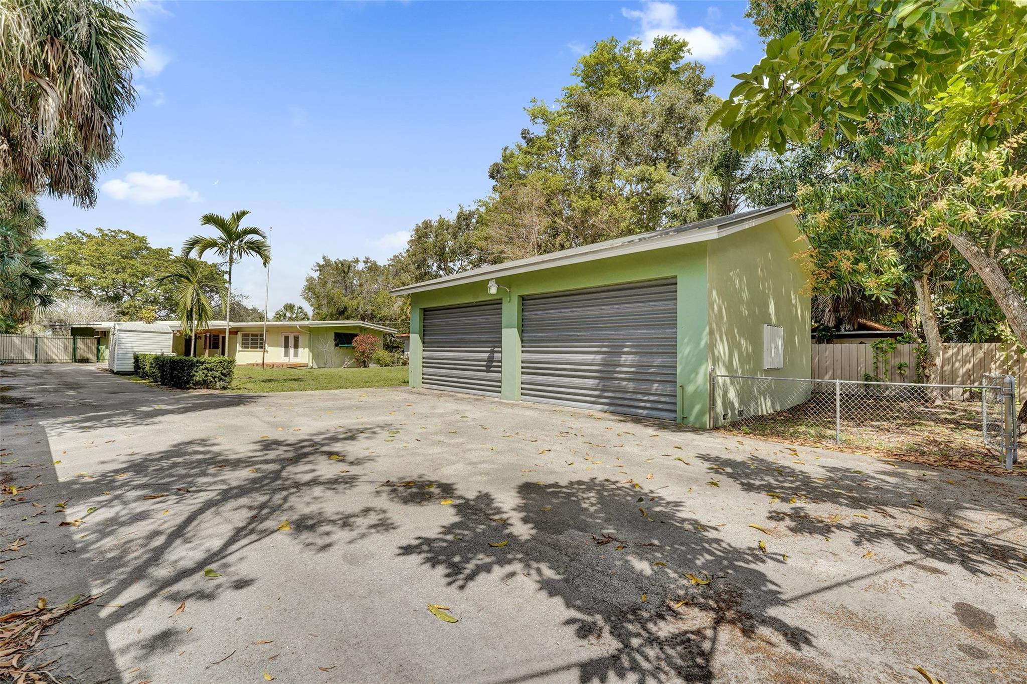 720 E Country Club Circle