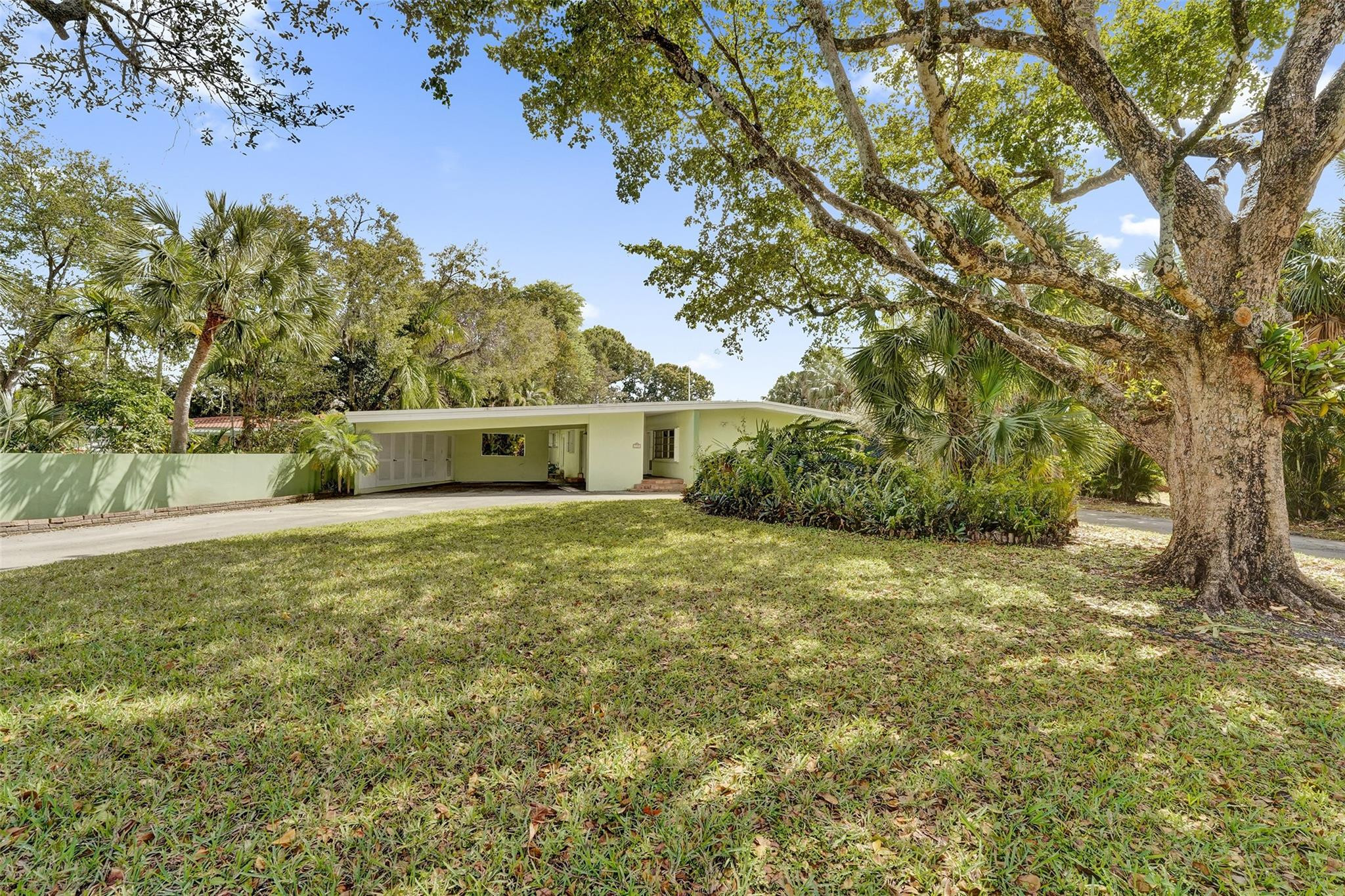 720 E Country Club Circle