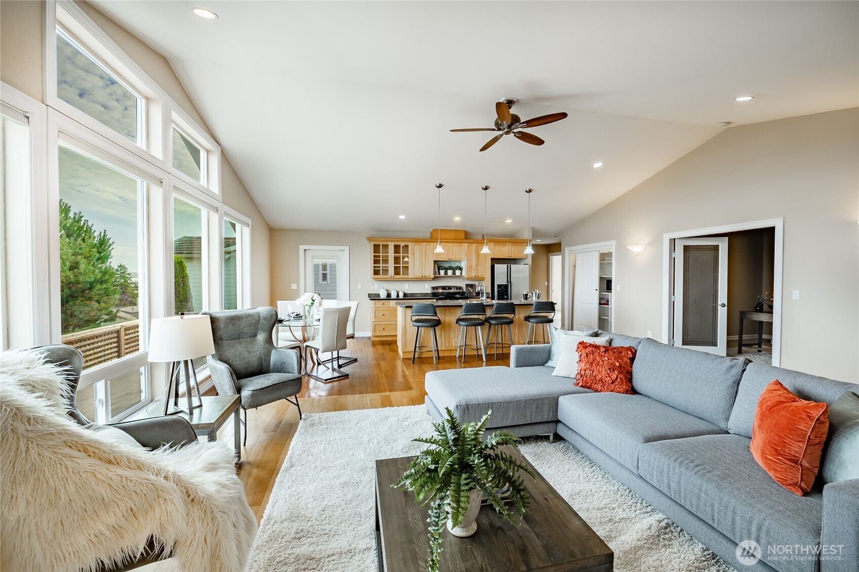 8124 Comox Rd