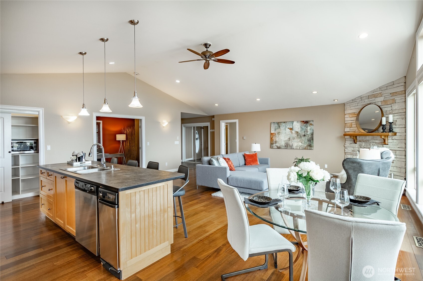 8124 Comox Rd