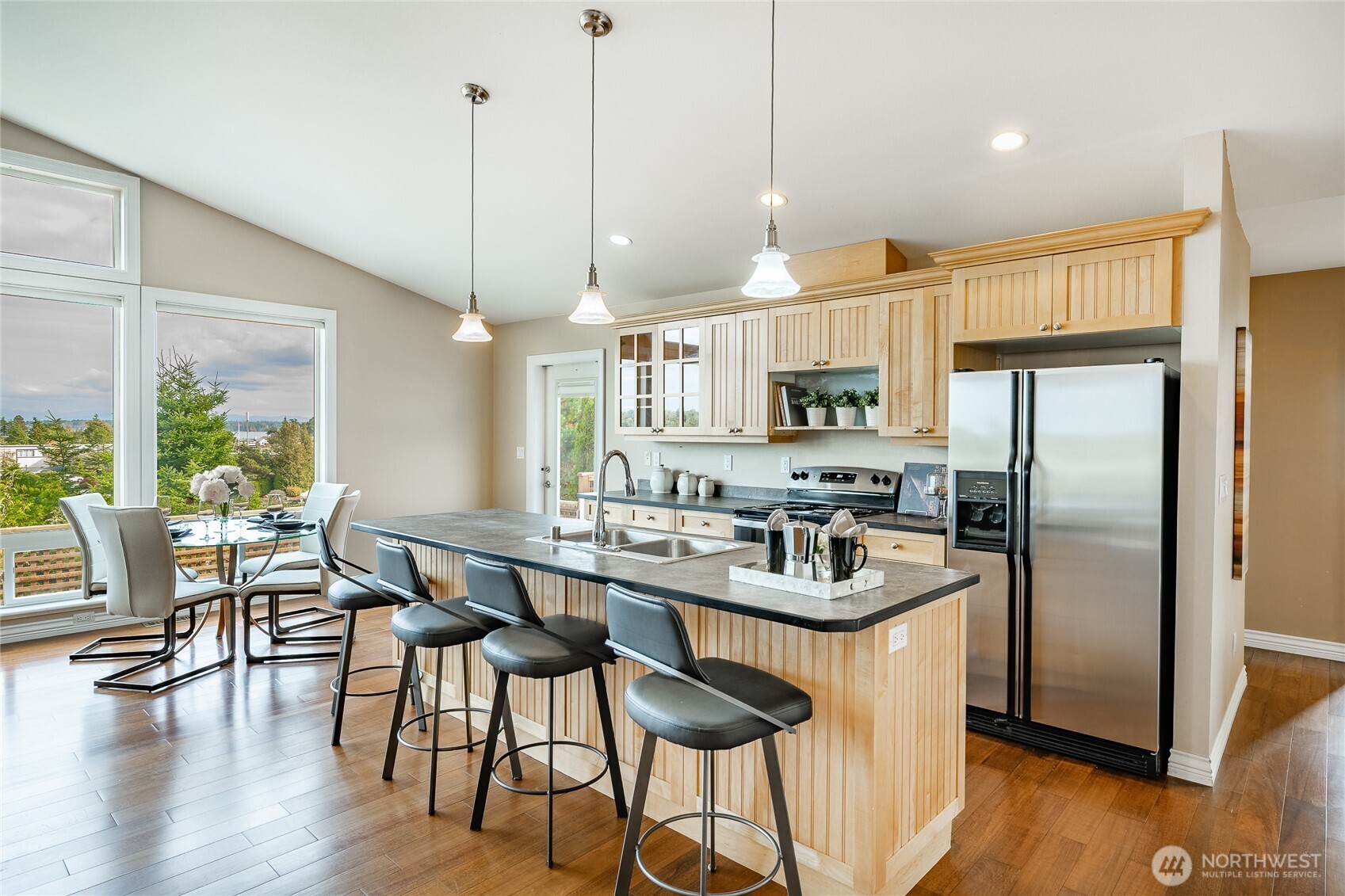 8124 Comox Rd