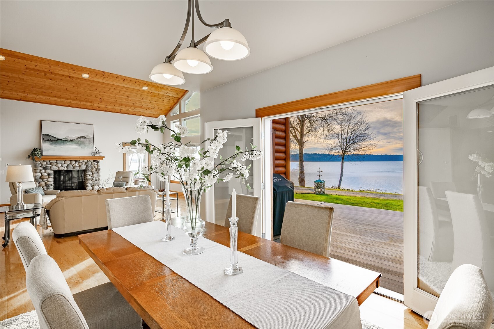 2176 Montfort Avenue