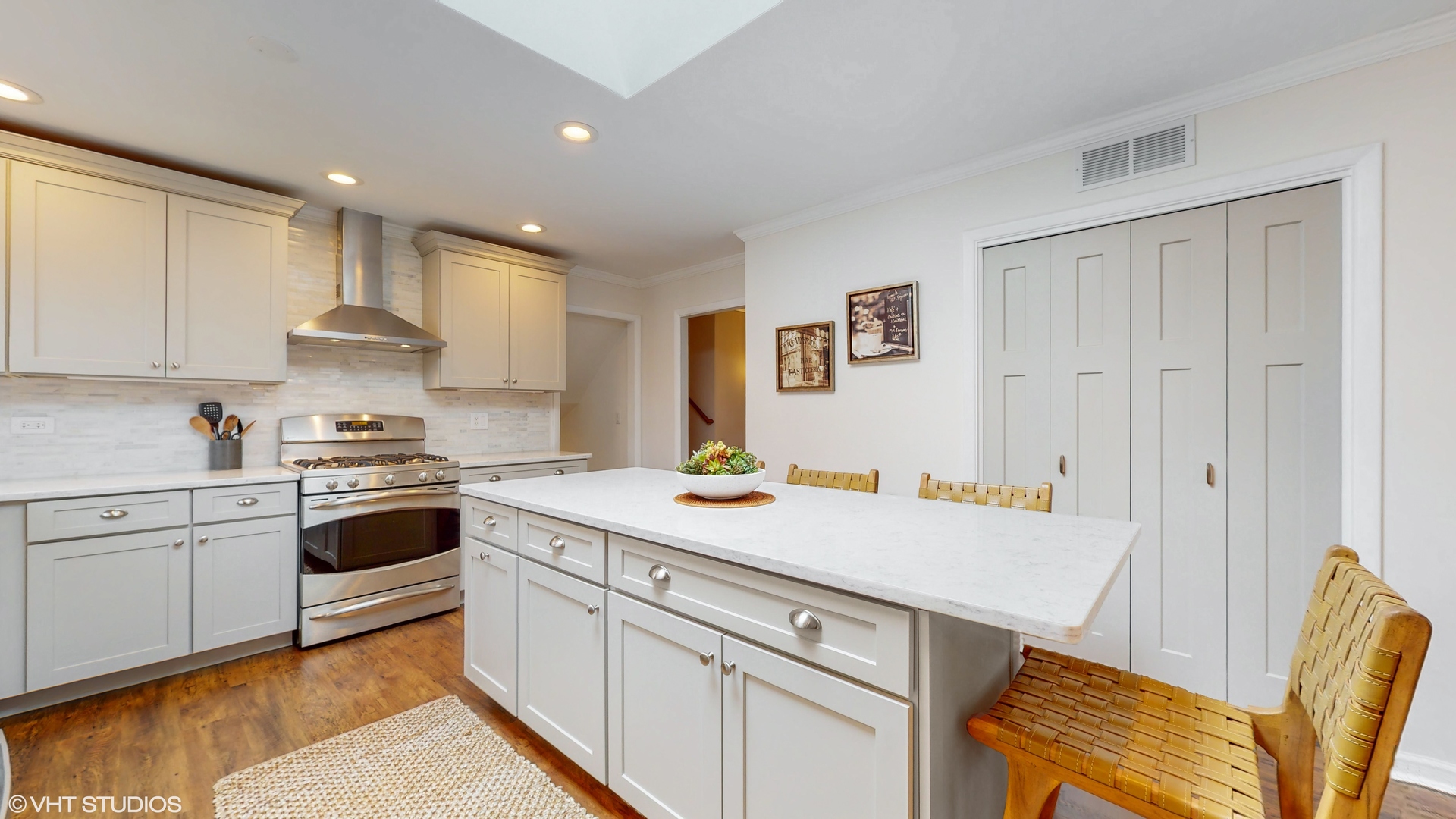 21W670 Buckingham Road W