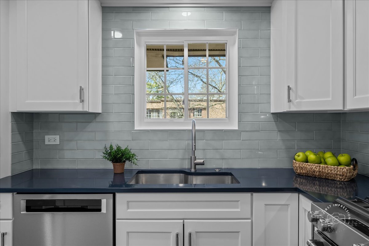 404 Melrose Avenue Unit: 303
