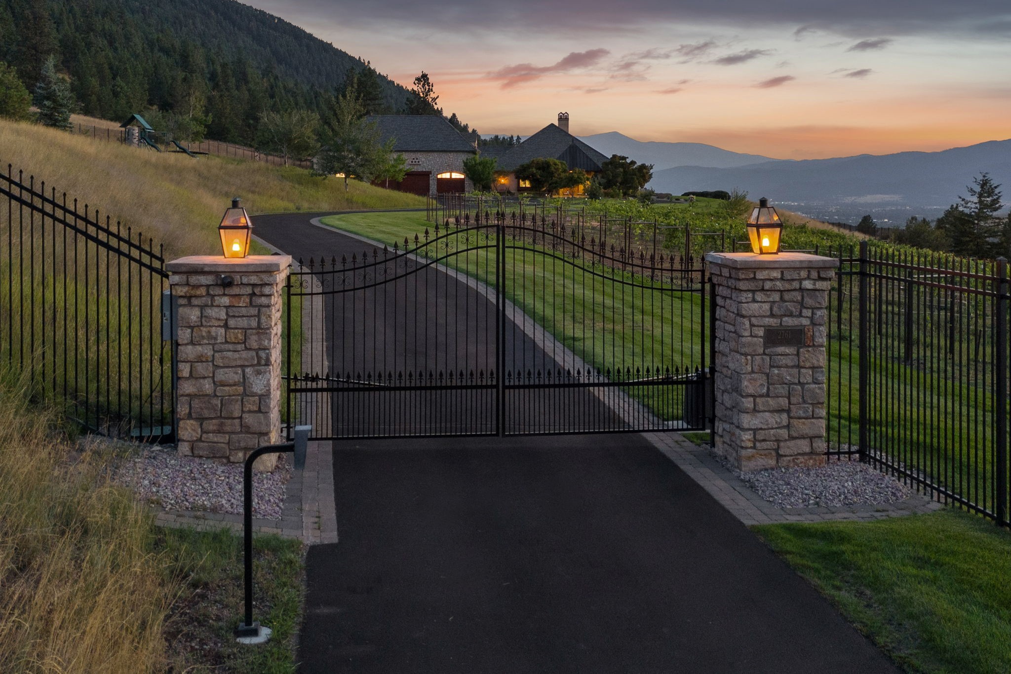 2722 Contour Road