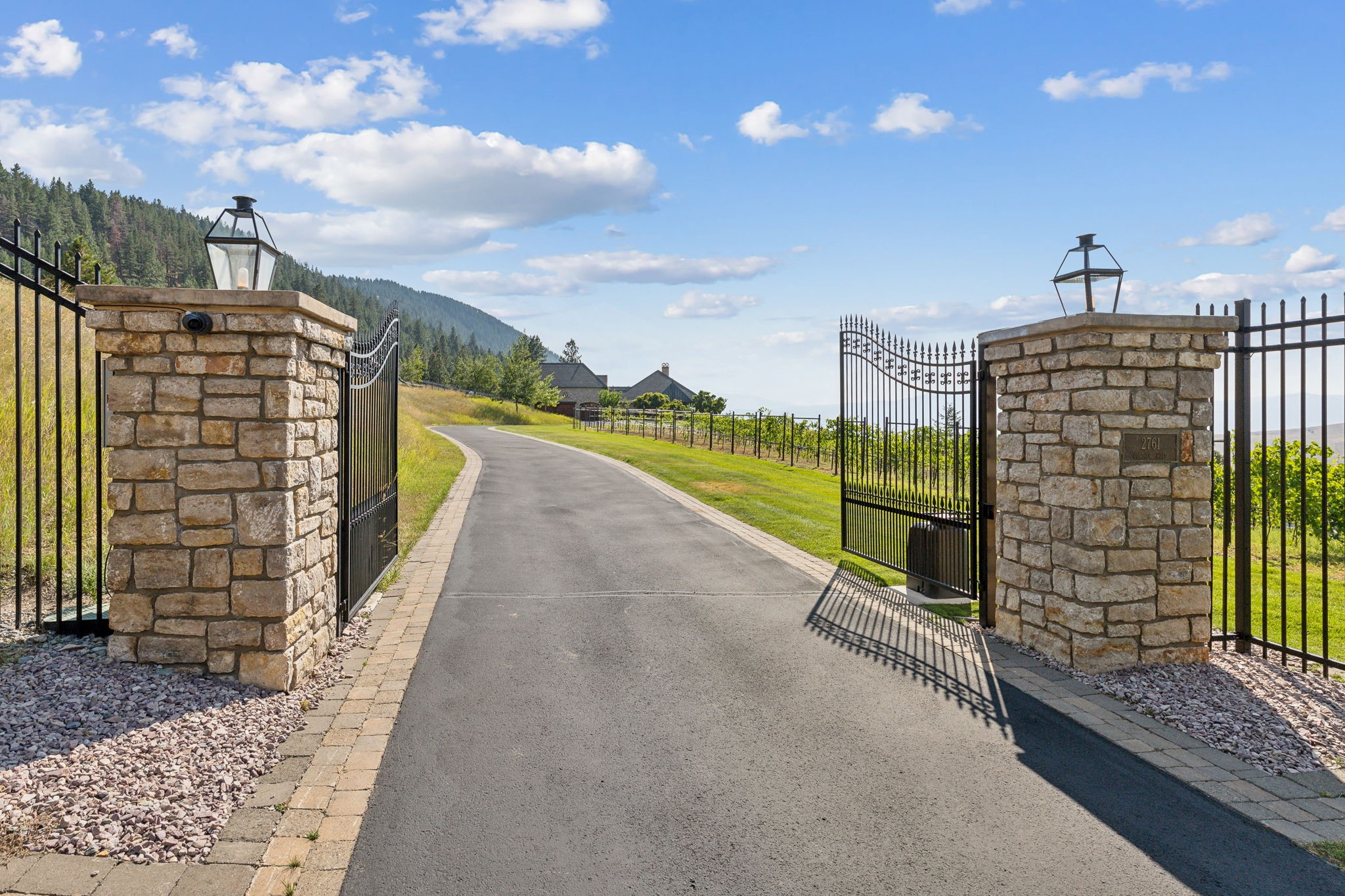2722 Contour Road