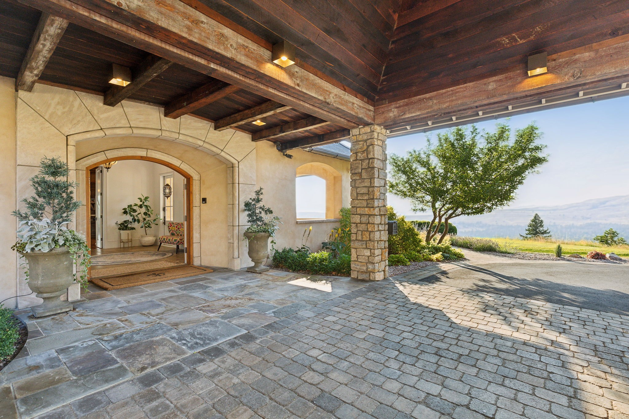 2722 Contour Road