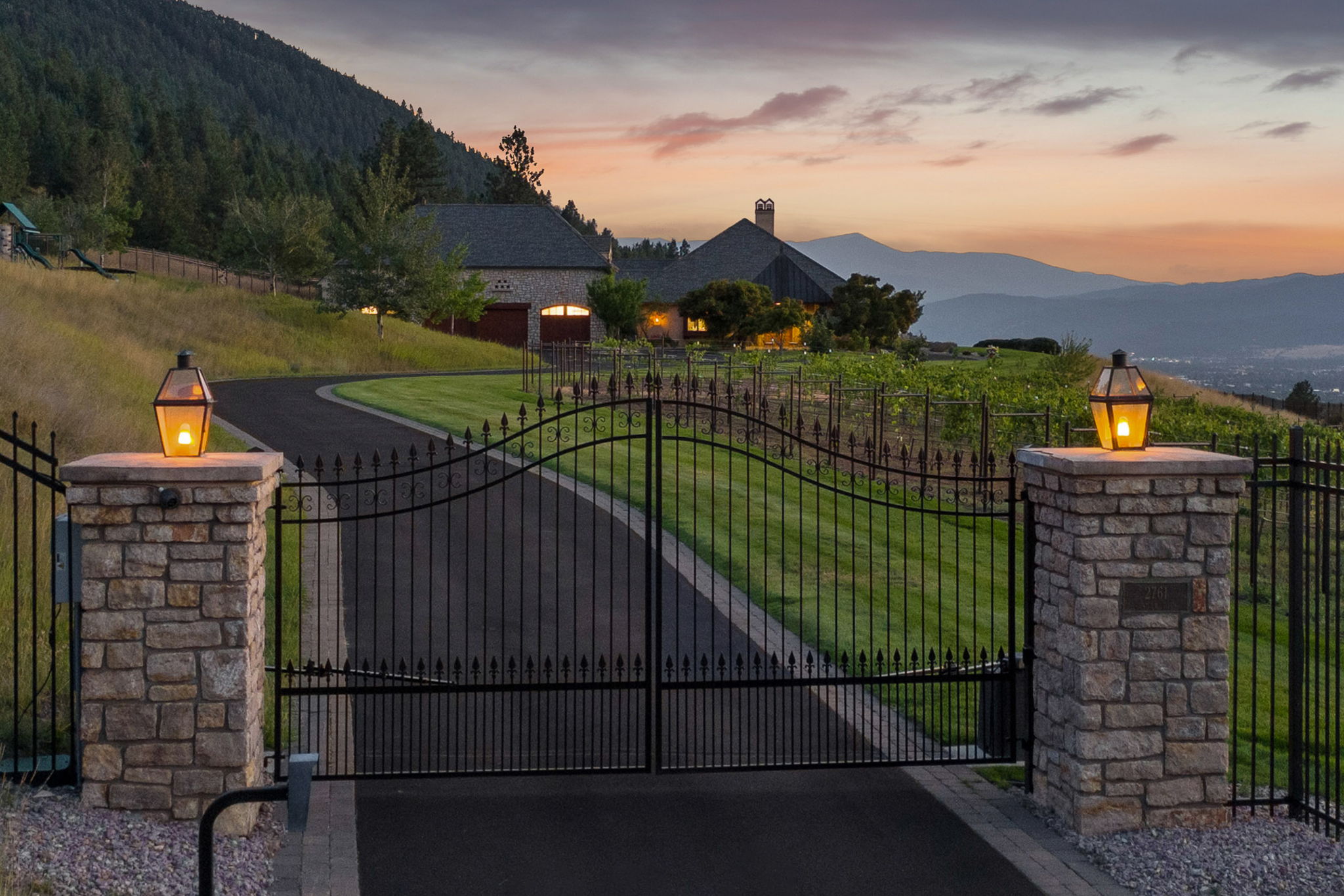 2722 Contour Road
