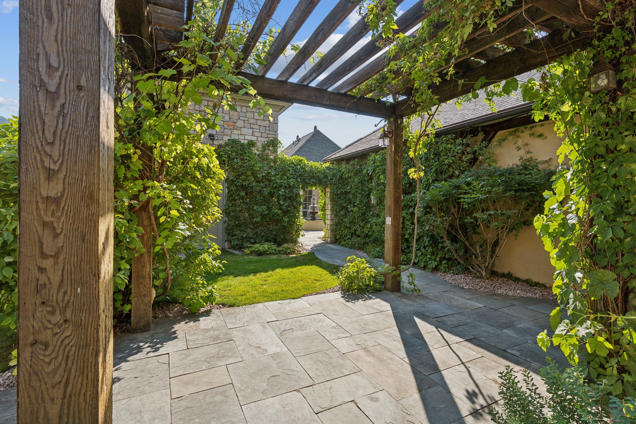 2722 Contour Road
