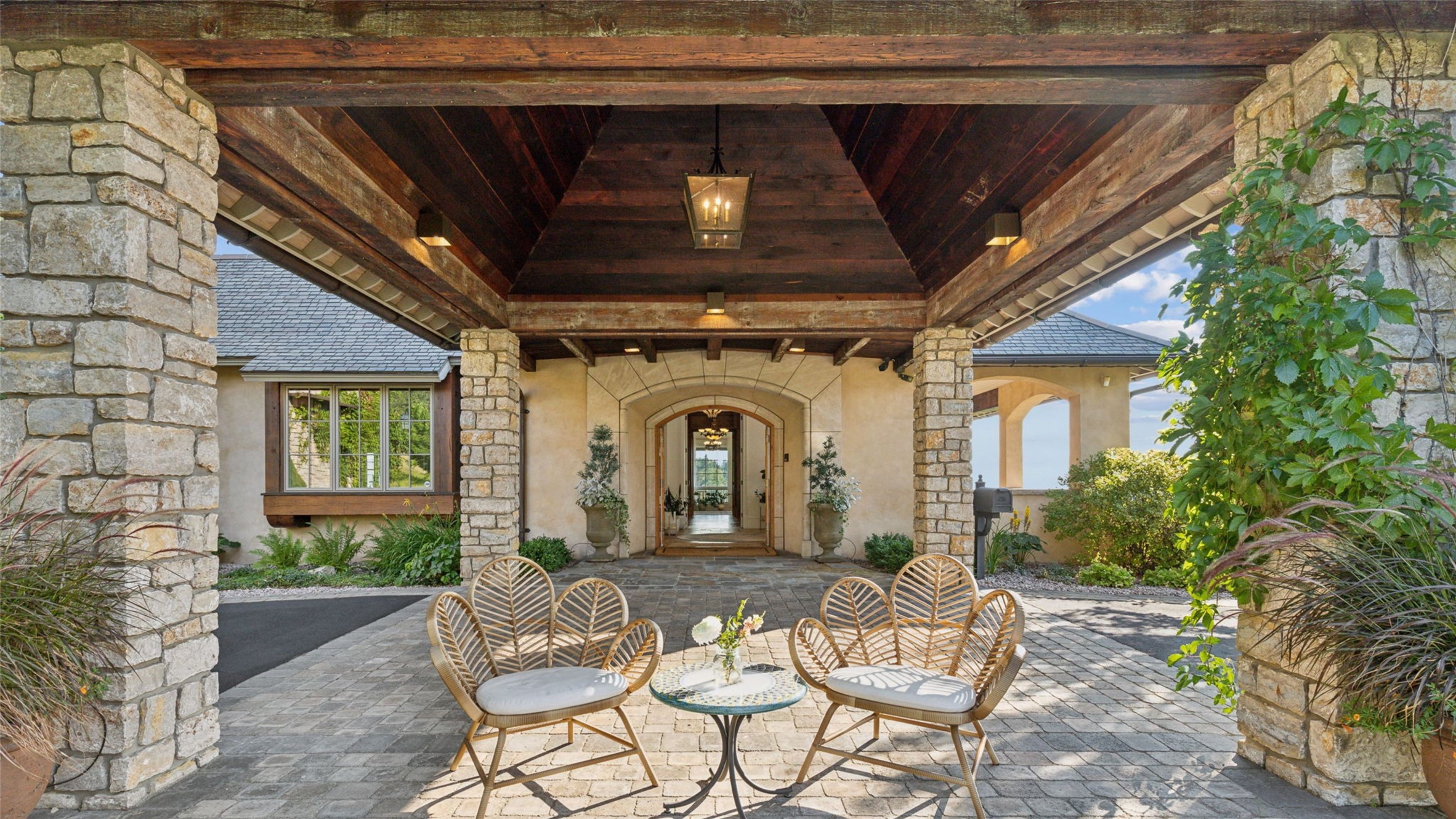 2722 Contour Road