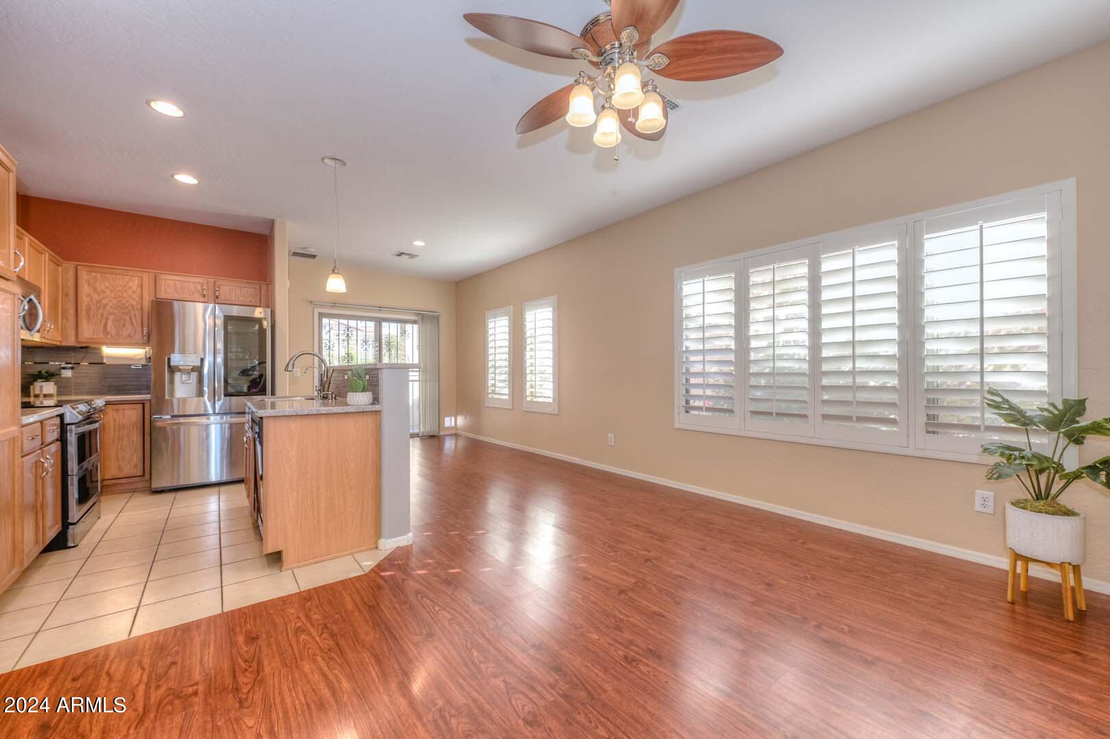 5194 W DESERT HILLS Drive