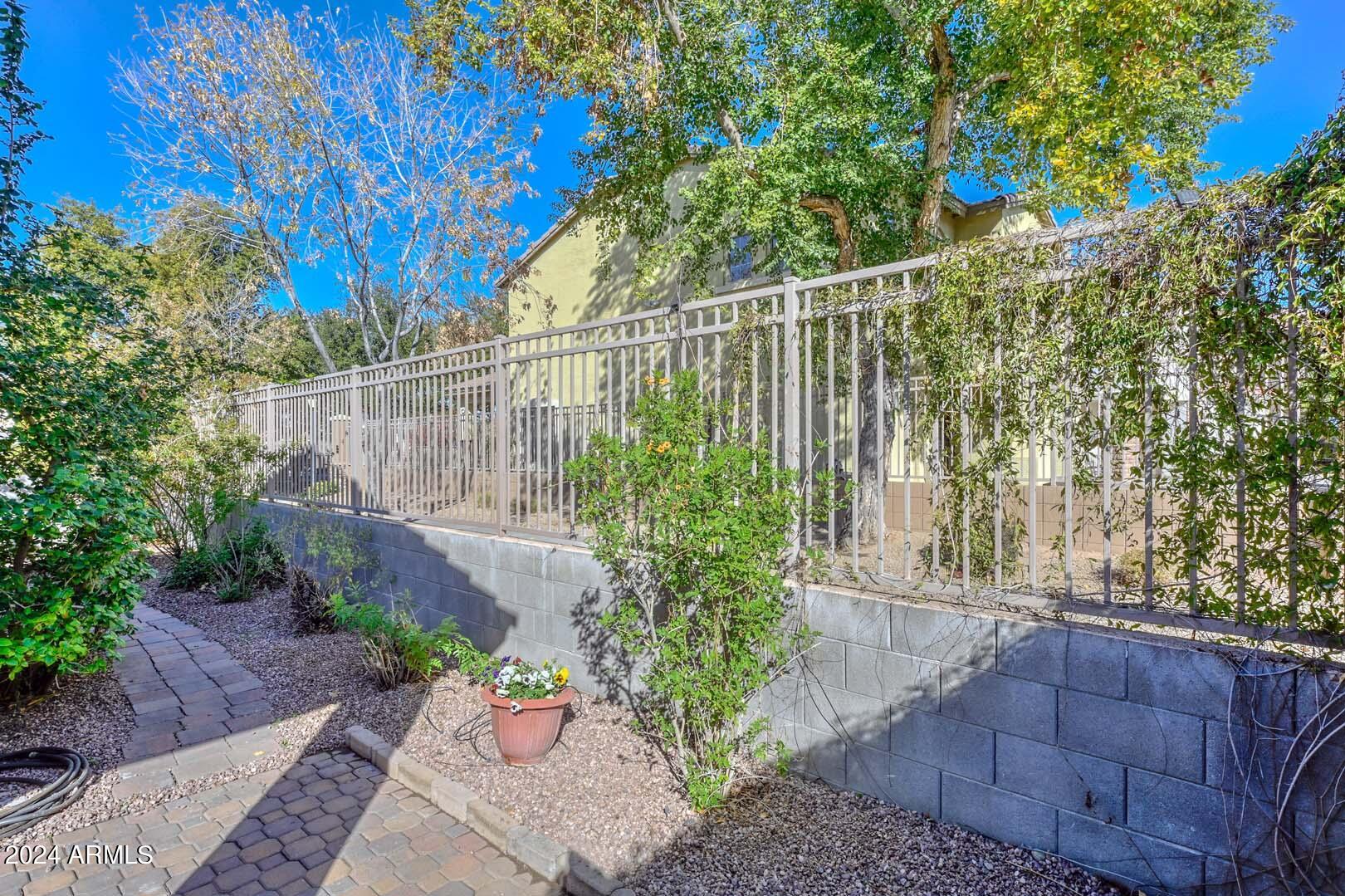 5194 W DESERT HILLS Drive