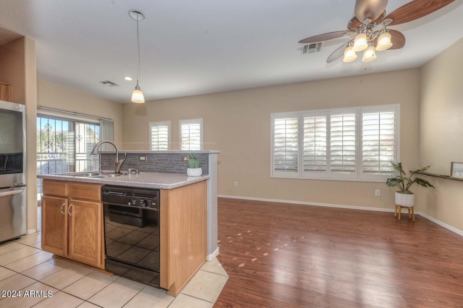 5194 W DESERT HILLS Drive