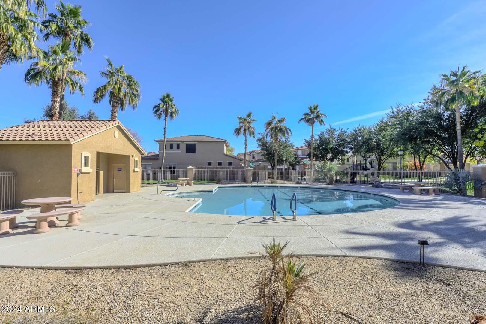 5194 W DESERT HILLS Drive