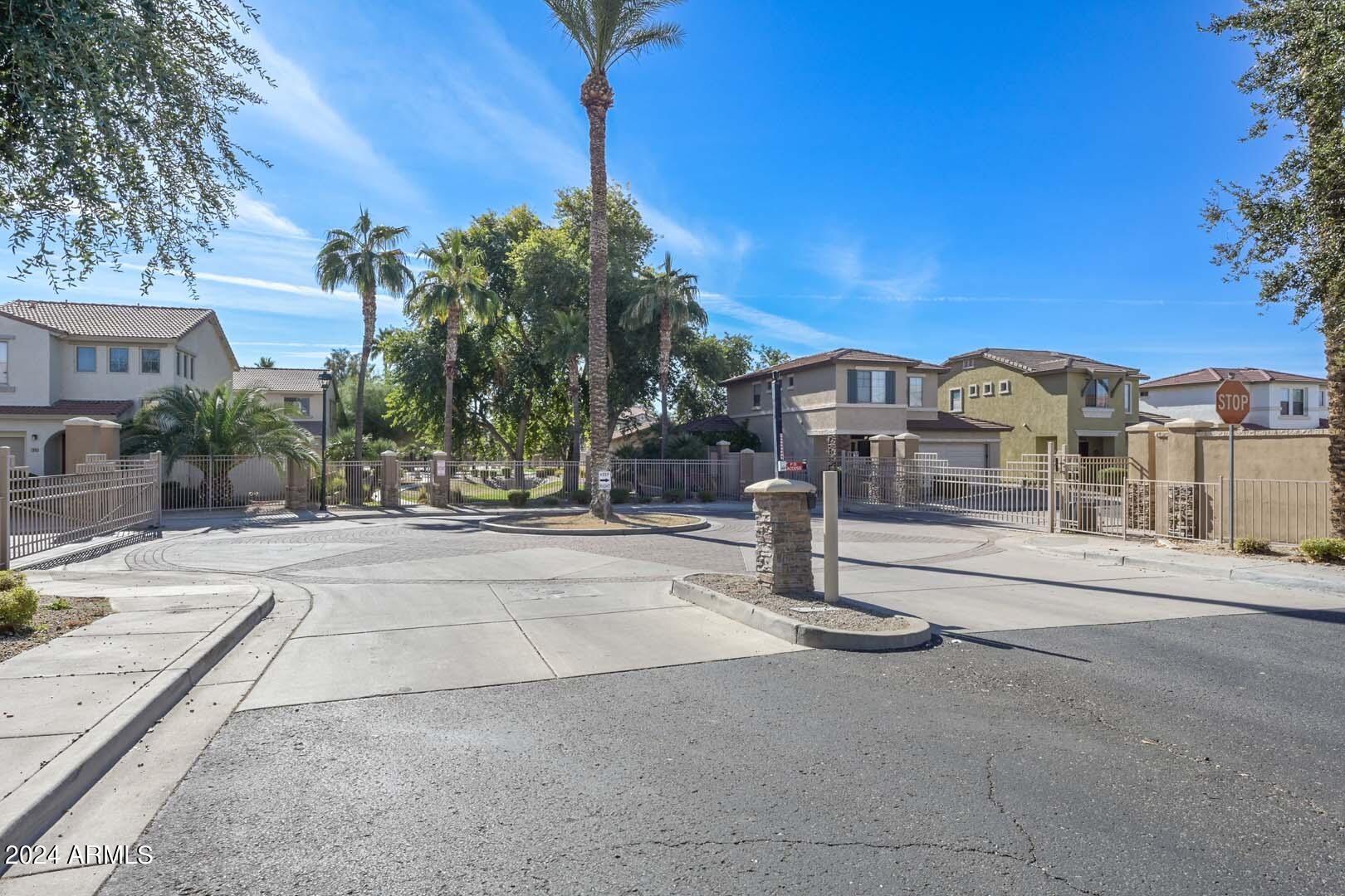 5194 W DESERT HILLS Drive
