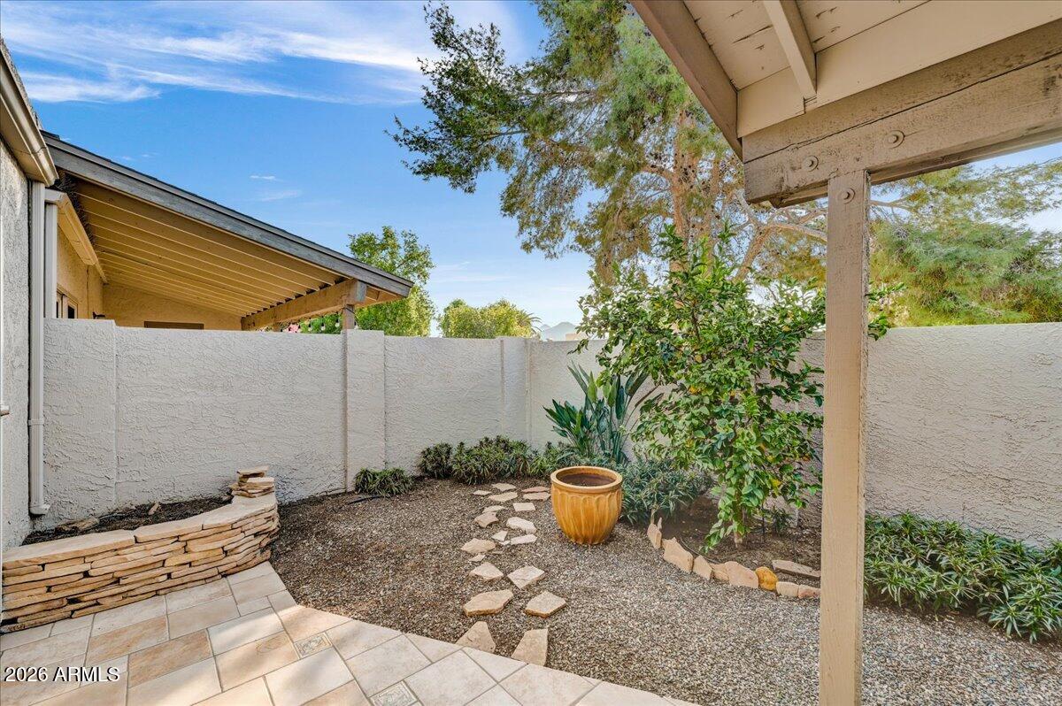 925 E COCHISE Drive