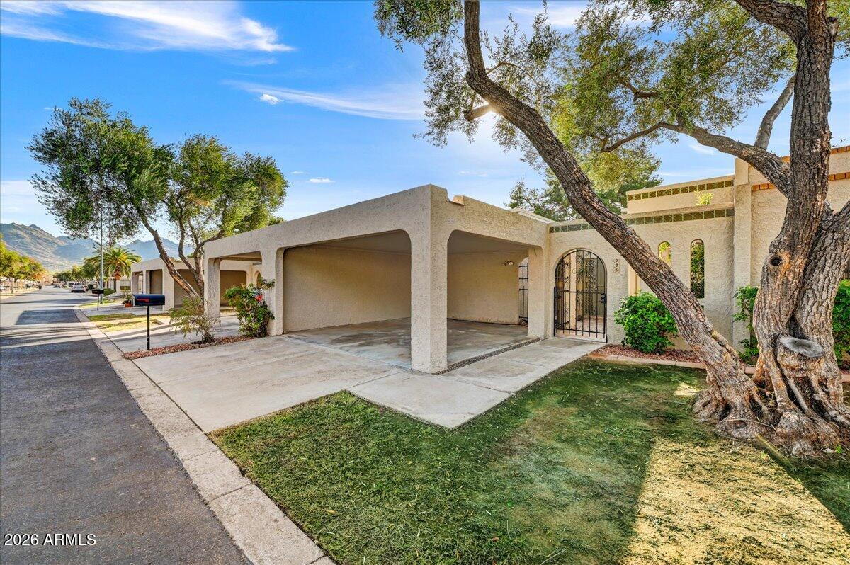 925 E COCHISE Drive