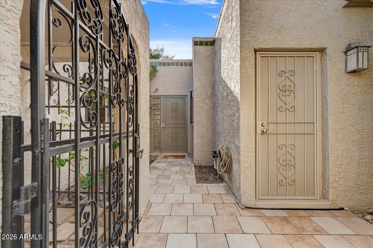 925 E COCHISE Drive