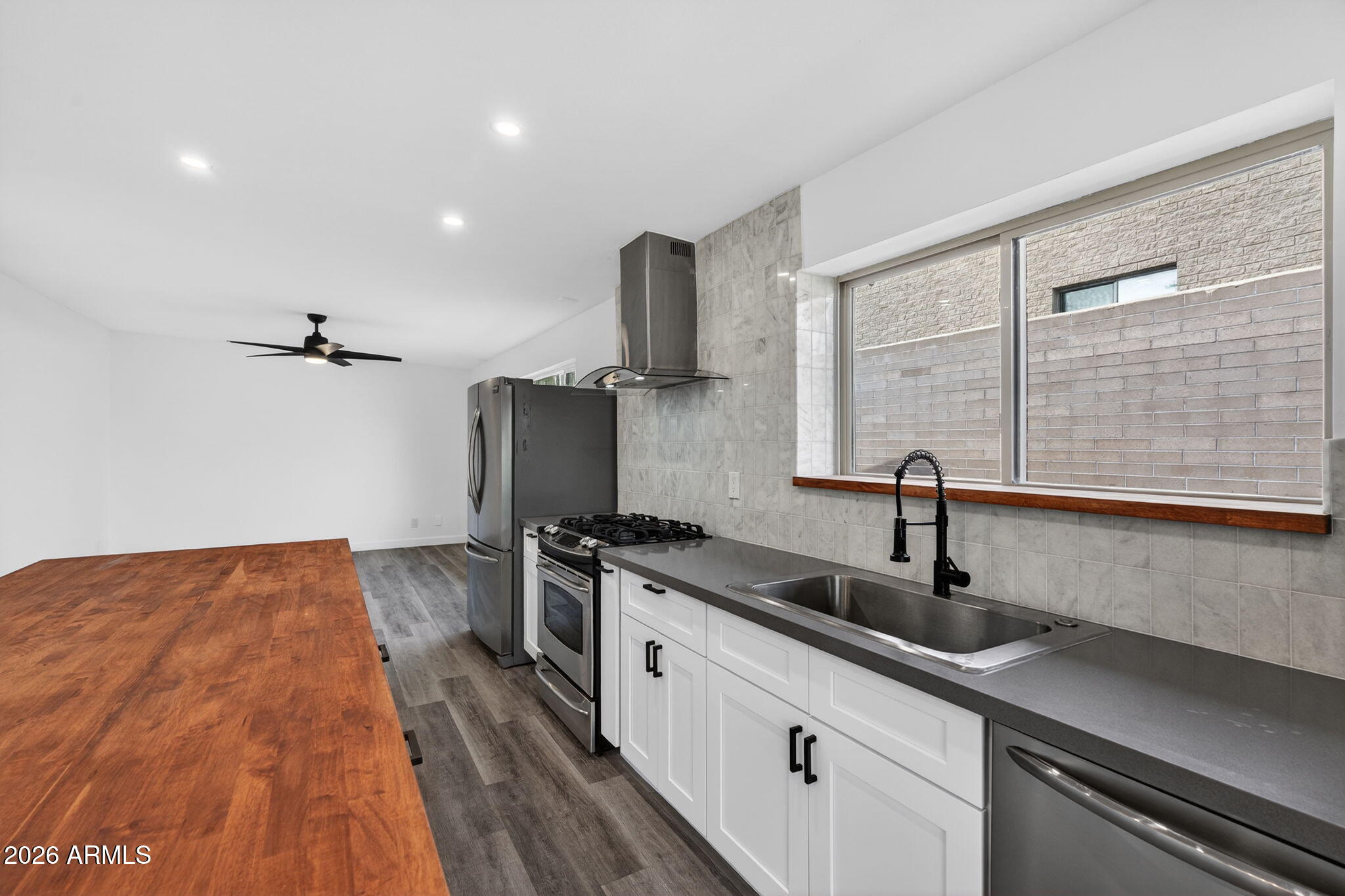 1527 W Windrose Drive