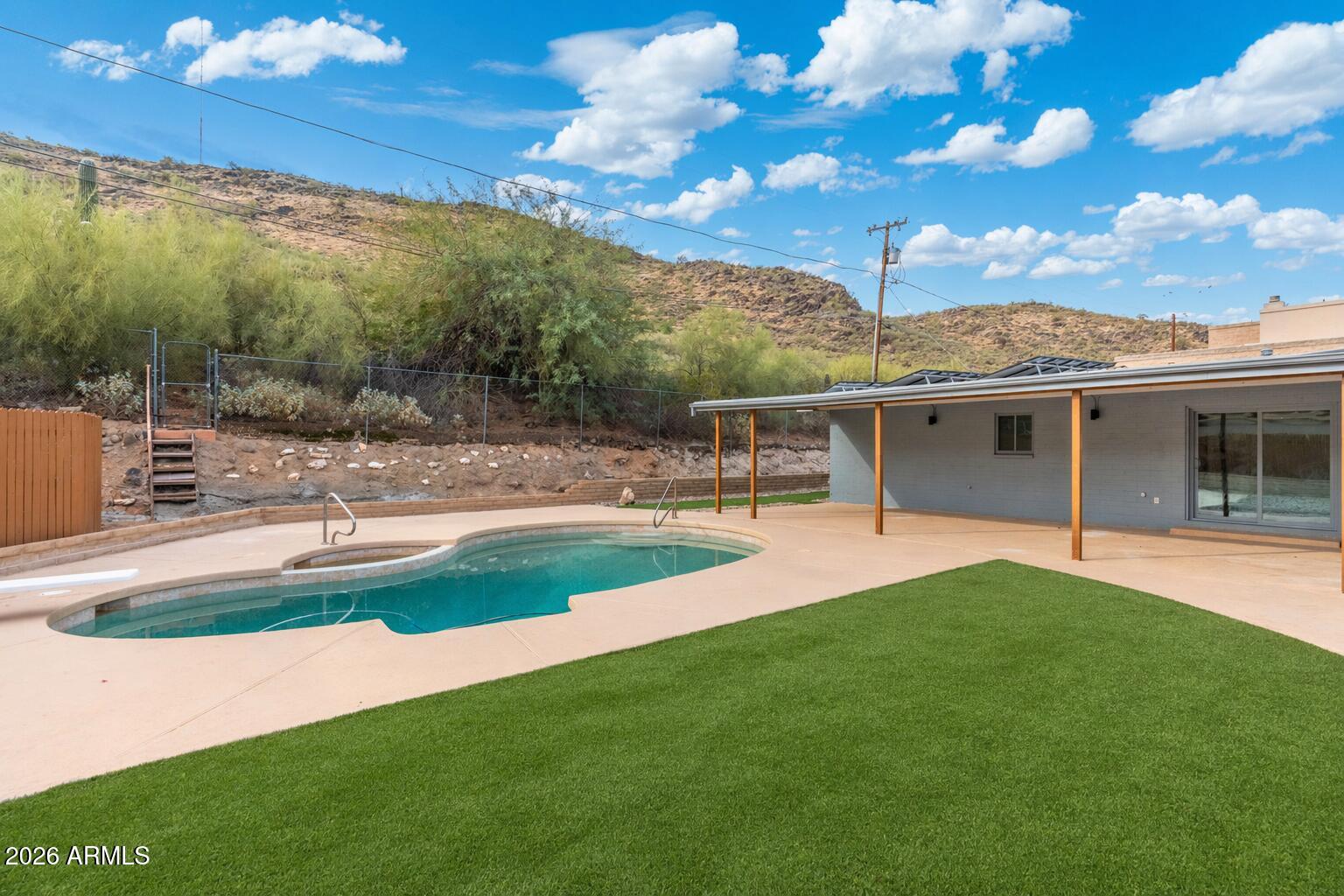 1527 W Windrose Drive