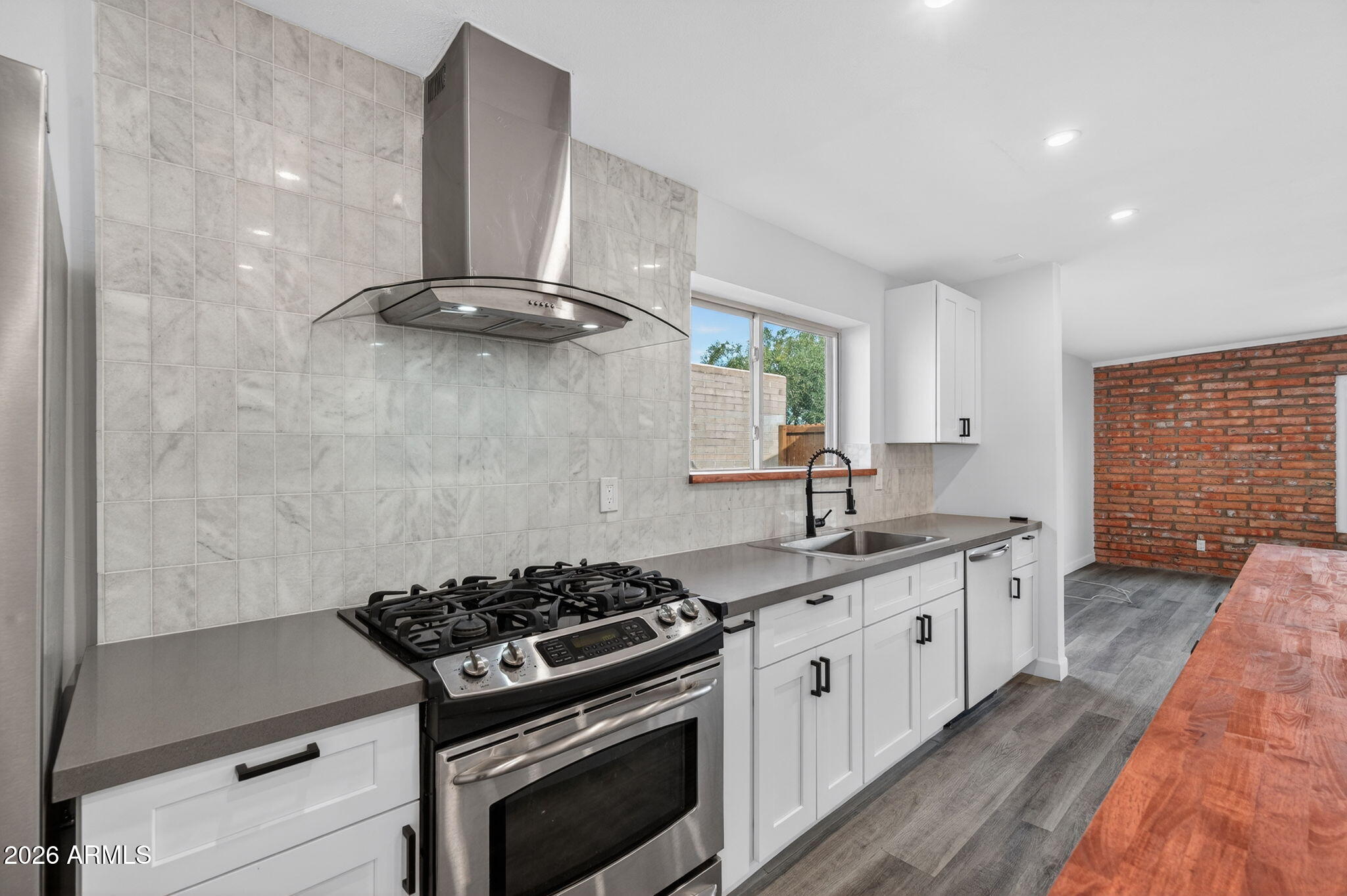 1527 W Windrose Drive