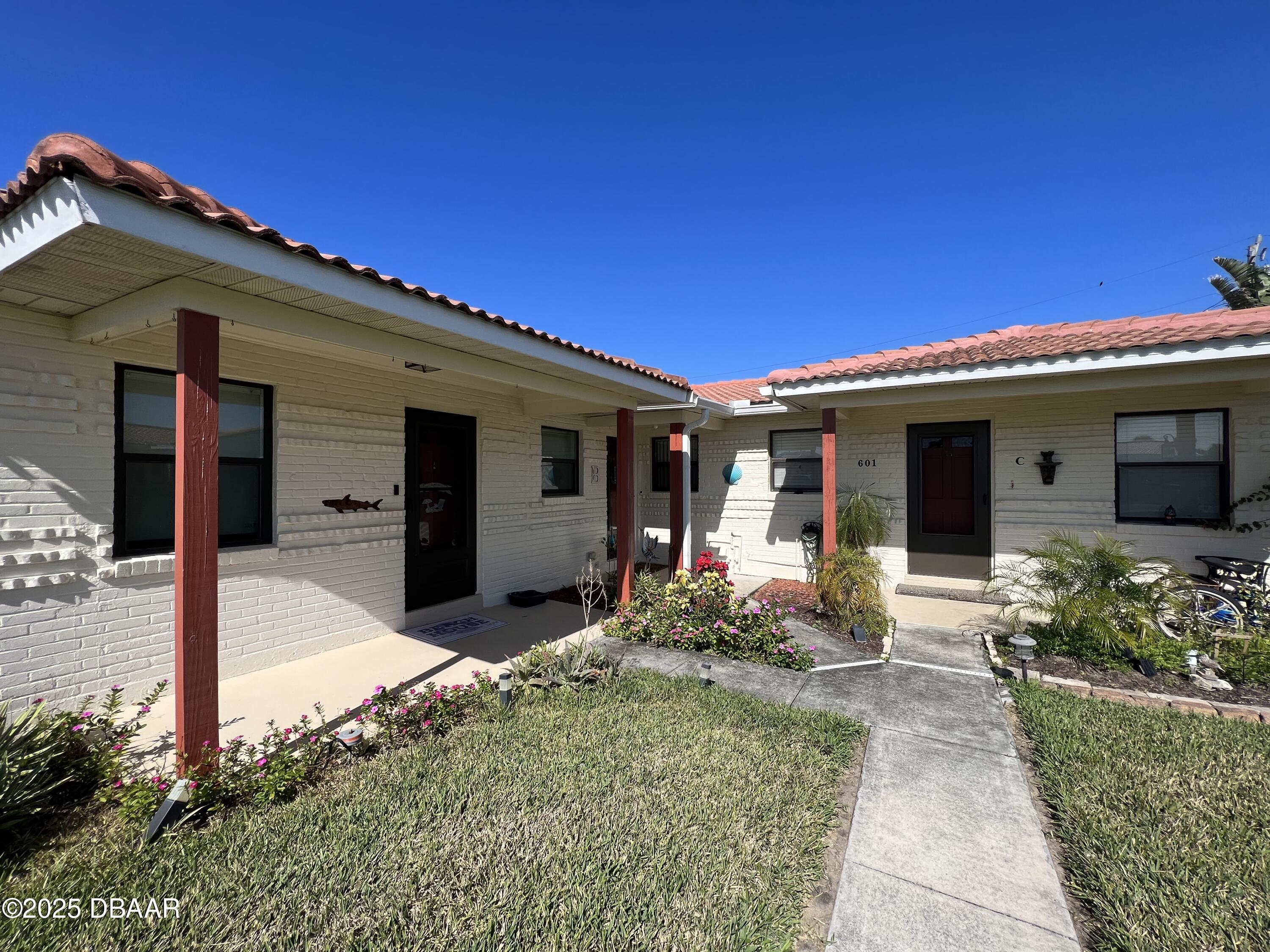 601 Robin Road, B