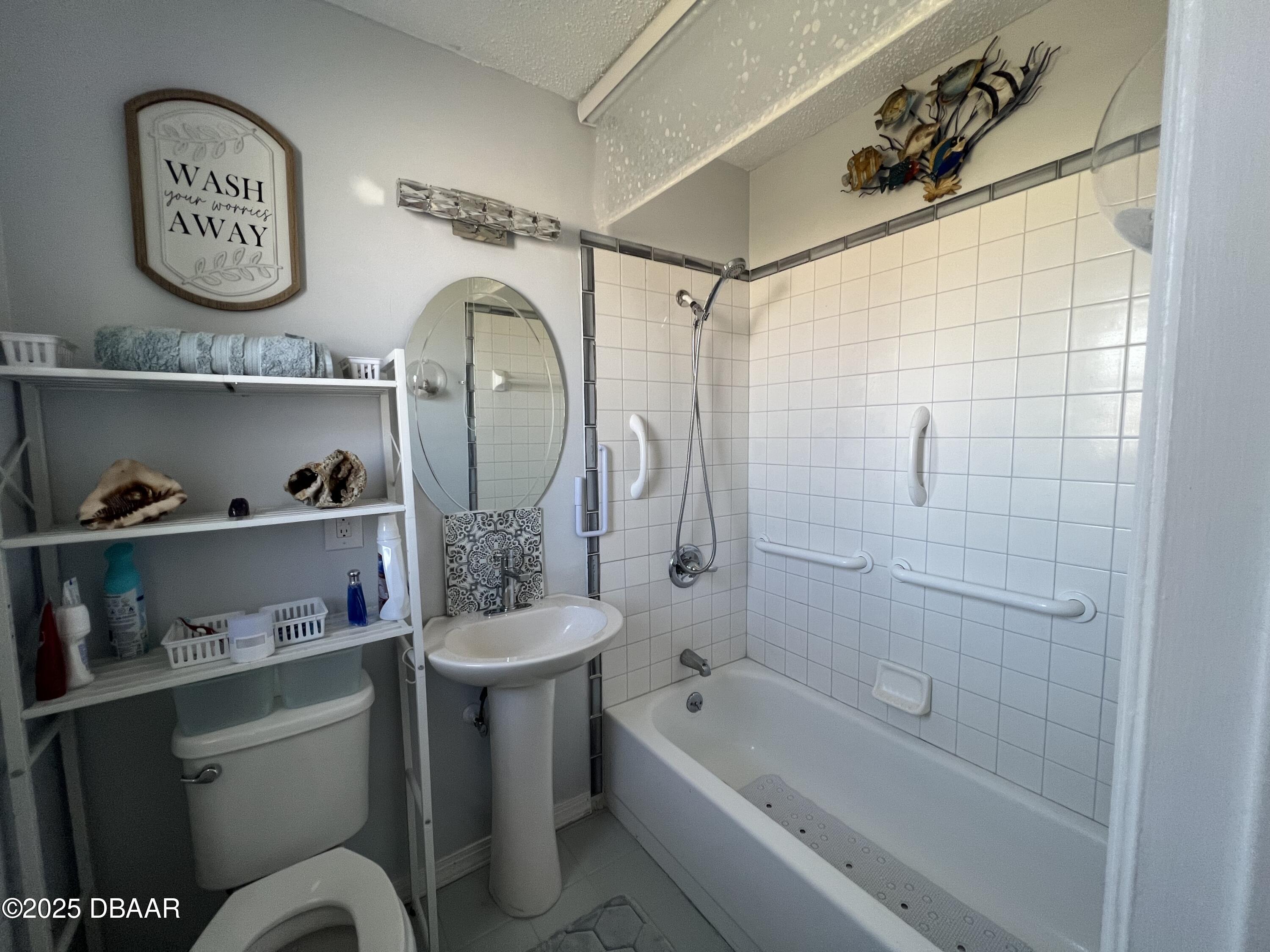 601 Robin Road, B
