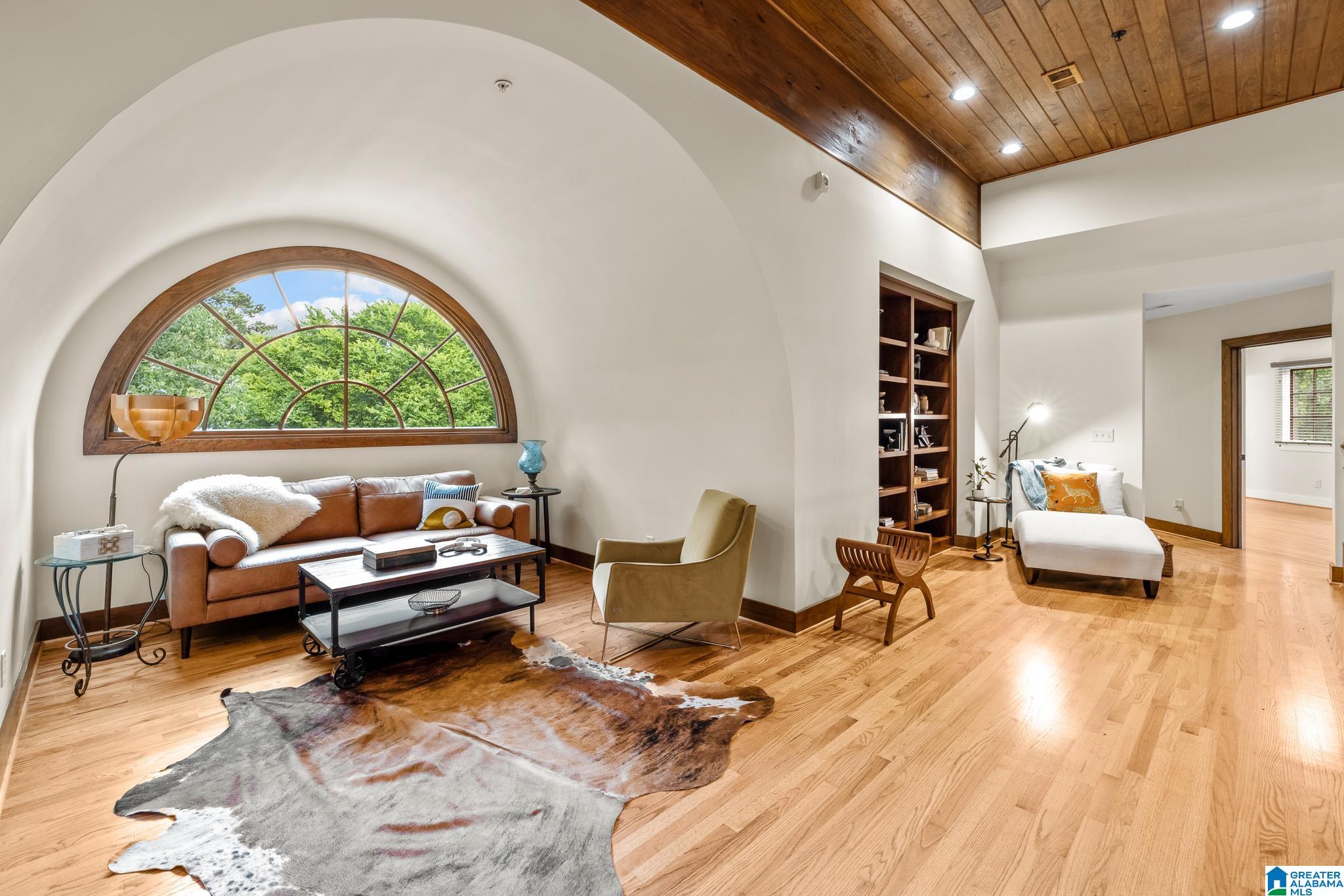 2055 RIDGE LAKE DRIVE