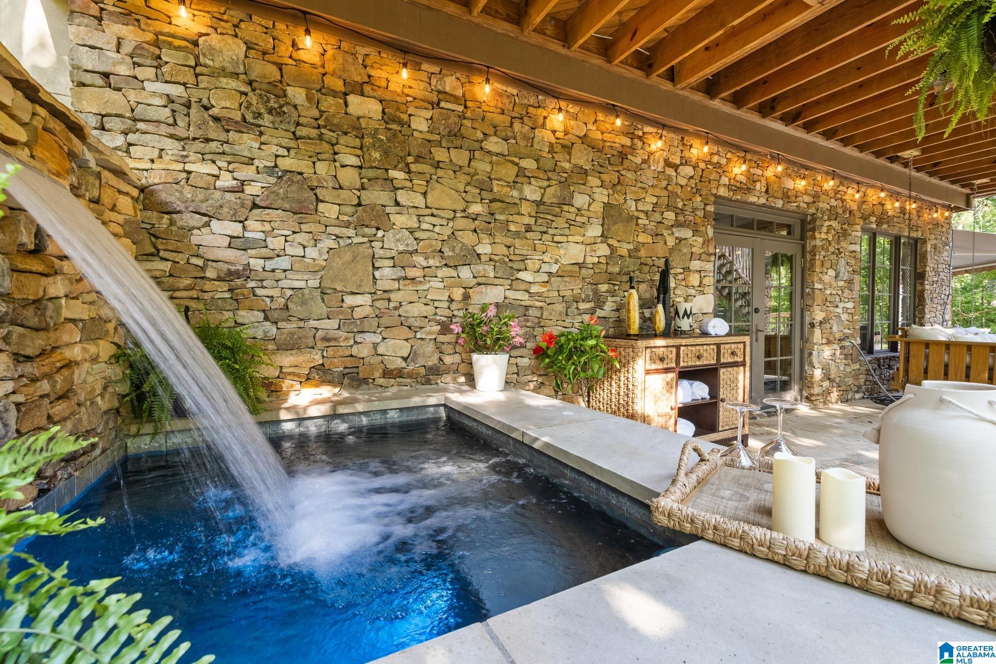 2055 RIDGE LAKE DRIVE