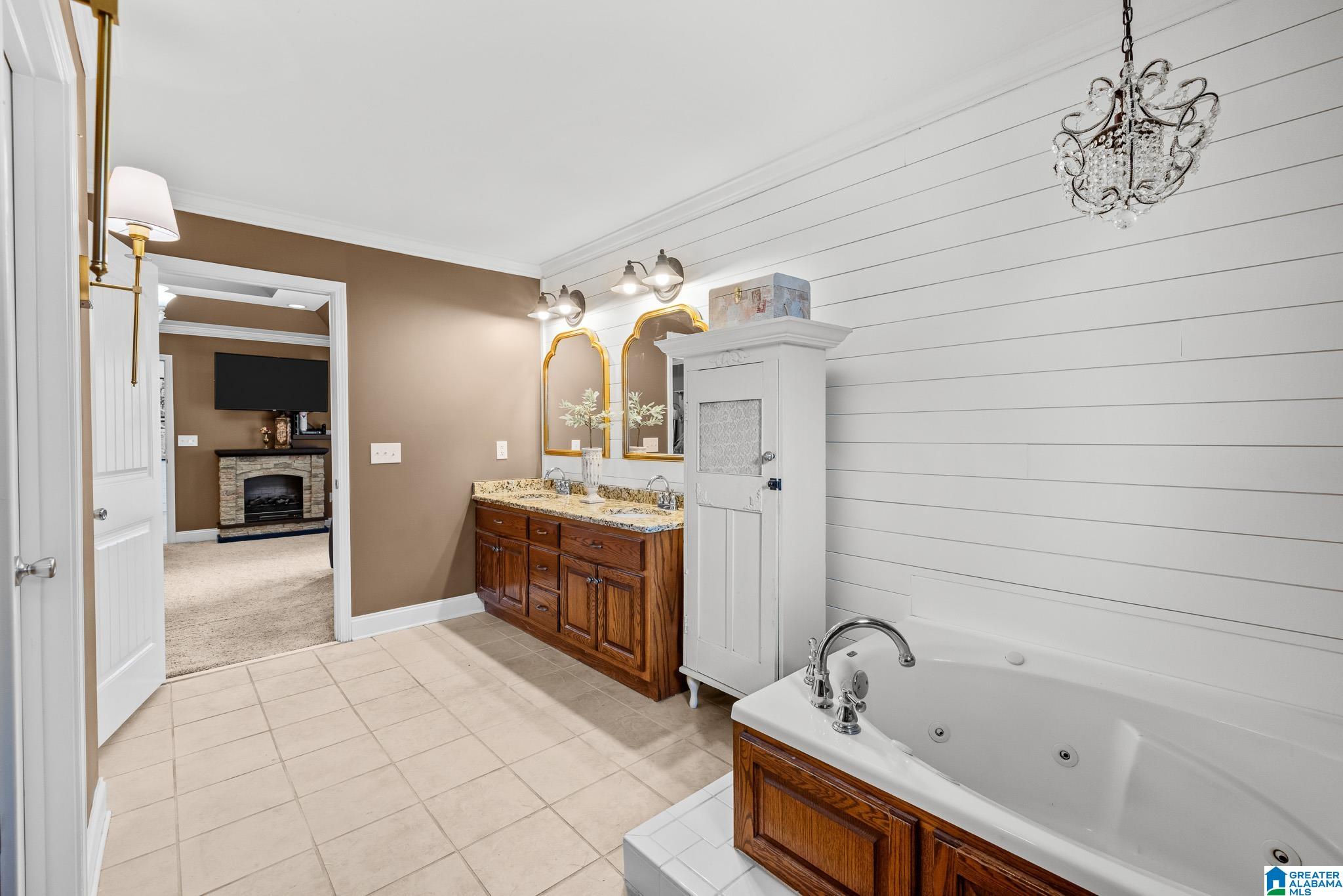2043 MAPLEWOOD LANE
