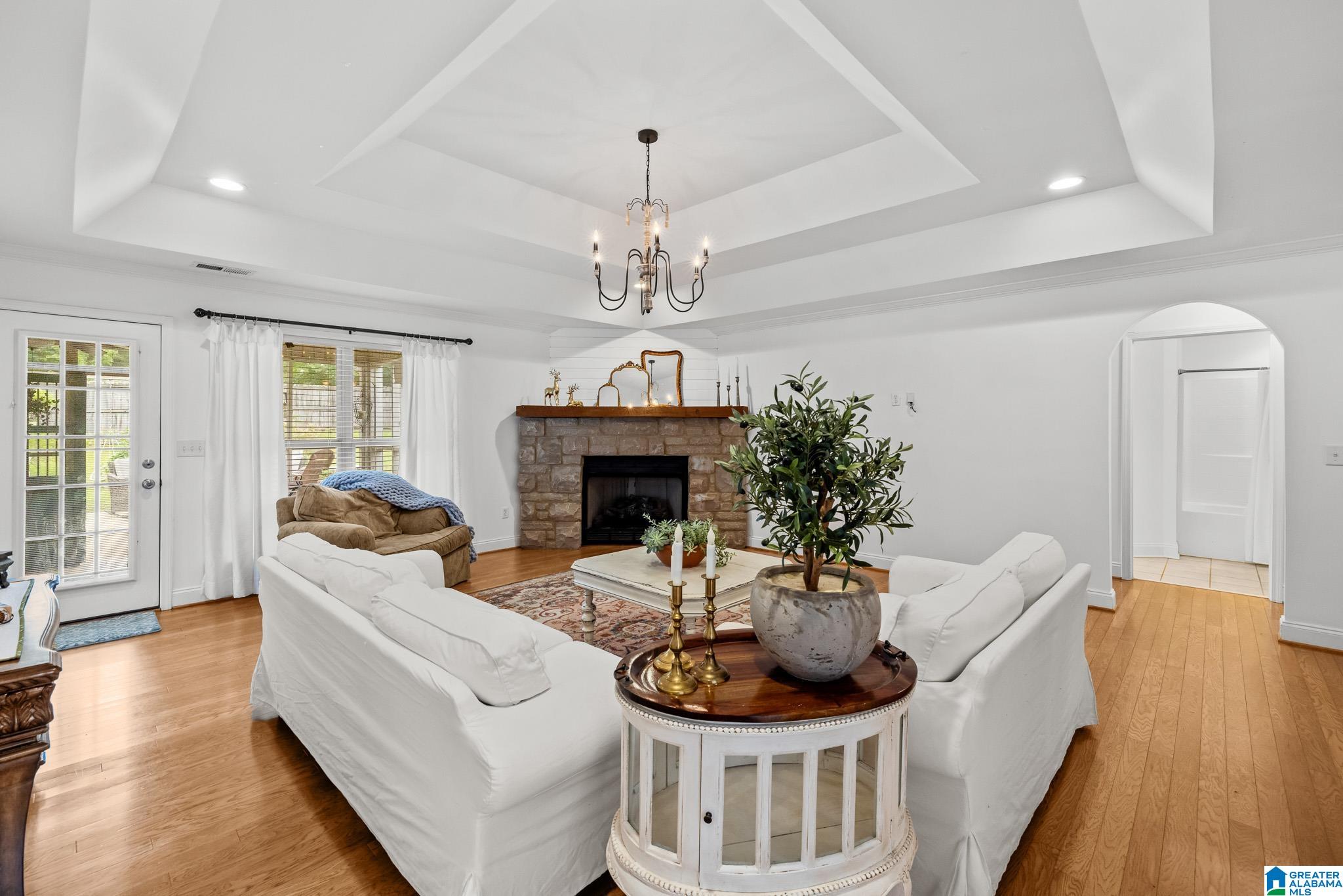 2043 MAPLEWOOD LANE